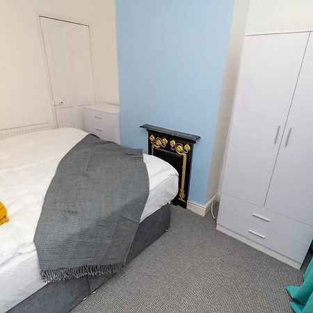 Fantastic 3 Bedroom House *Free Parking* Wolverhampton Exterior foto