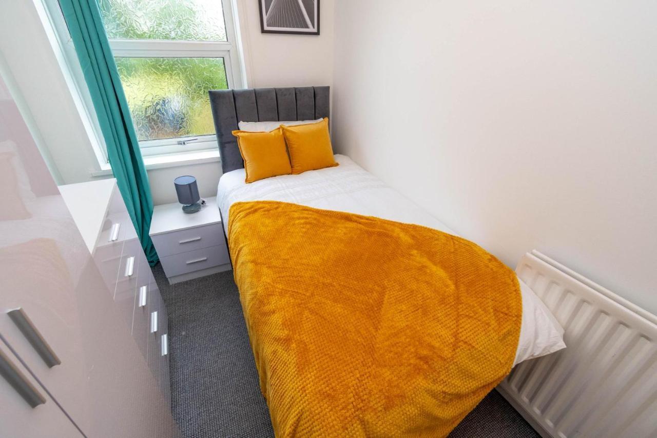 Fantastic 3 Bedroom House *Free Parking* Wolverhampton Exterior foto