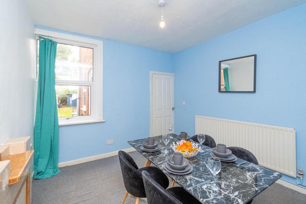 Fantastic 3 Bedroom House *Free Parking* Wolverhampton Exterior foto