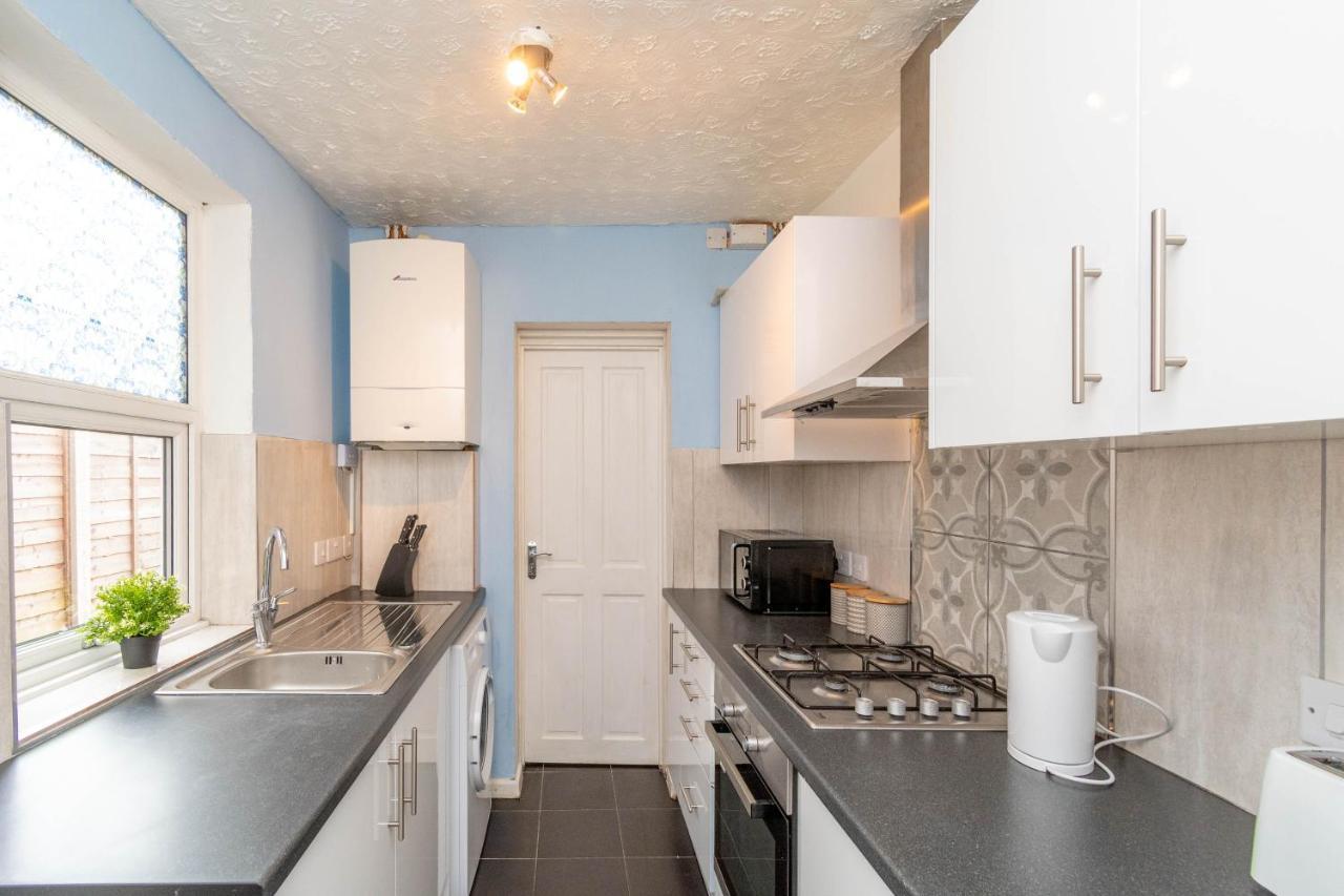 Fantastic 3 Bedroom House *Free Parking* Wolverhampton Exterior foto